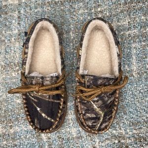 NWOB Double Barrel Moccasin Slippers in Mossy Oak Camo/Tan